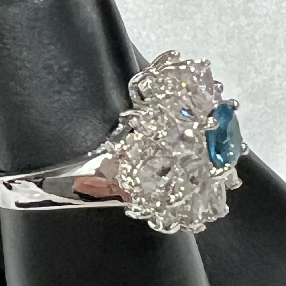SWAROVSKI ELEMENTS Elegant Silver and Blue Crystal Ring SIZE 6 - Picture 3 of 8